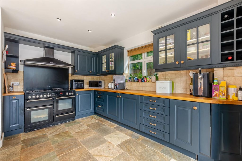 Property photo 2 of 33 Kitchen