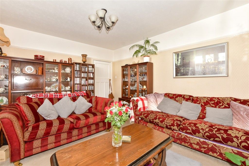 Property photo 1 of 19 Lounge