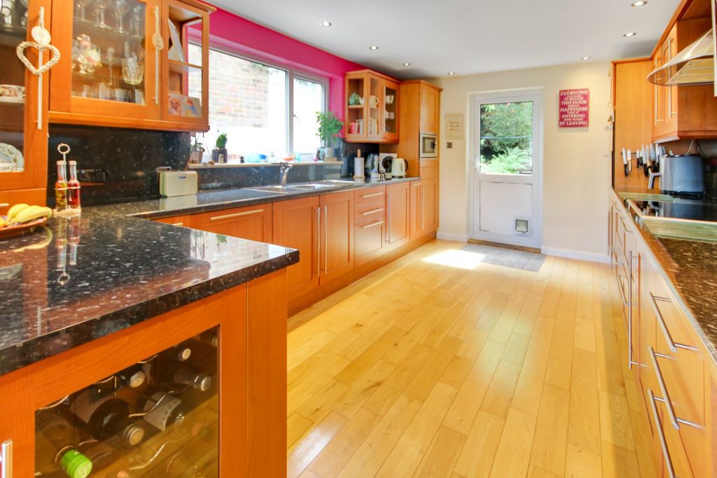 Property photo 2 of 27