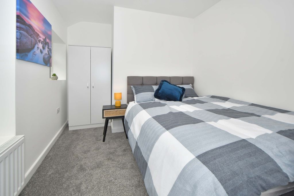 Property photo 1 of 11 Room 4 - Double Ensuite
