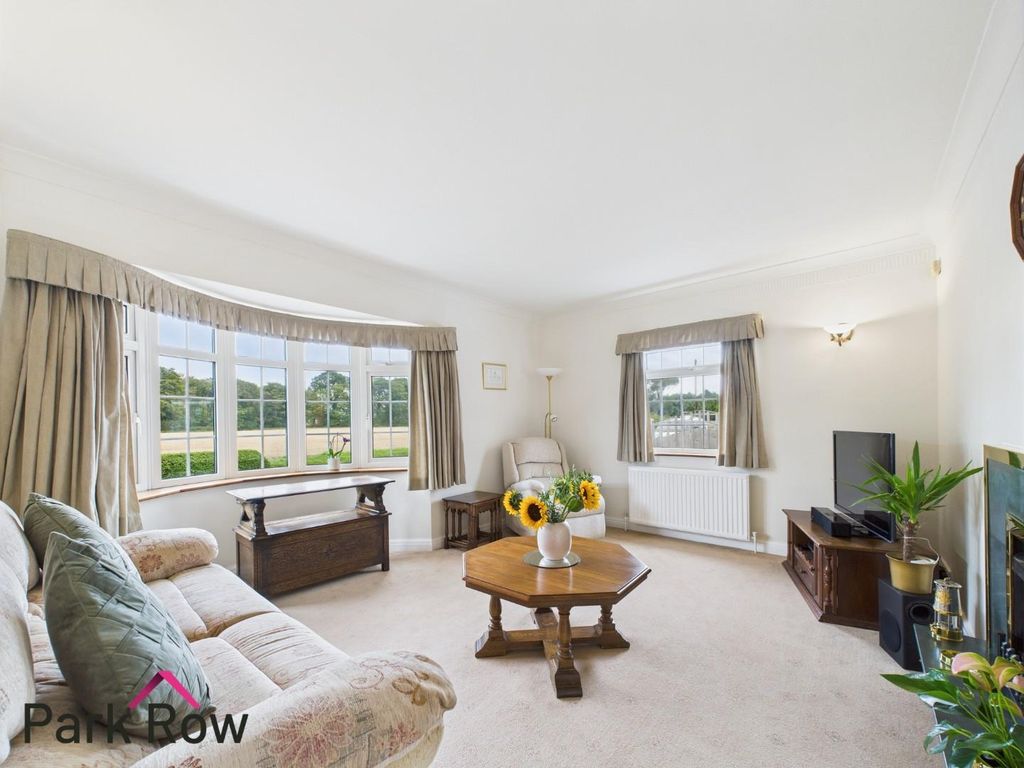 Property photo 2 of 22 Lounge