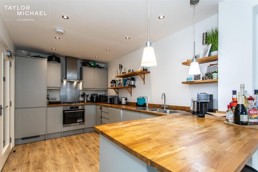 Property photo 3 of 19 Kitchen