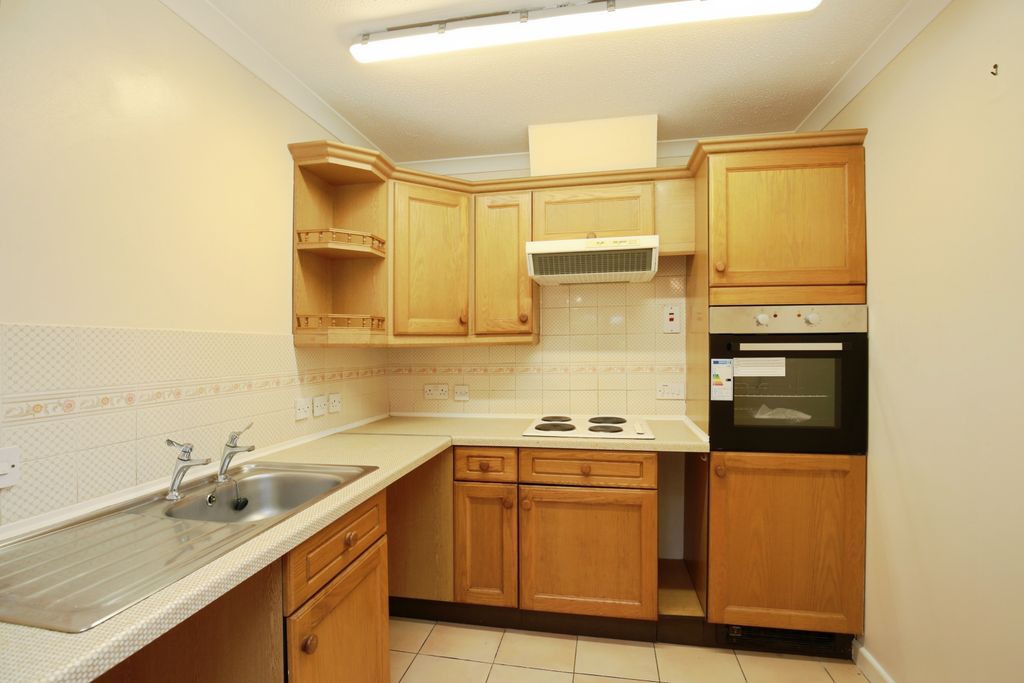 Property photo 3 of 10 Kitchen
