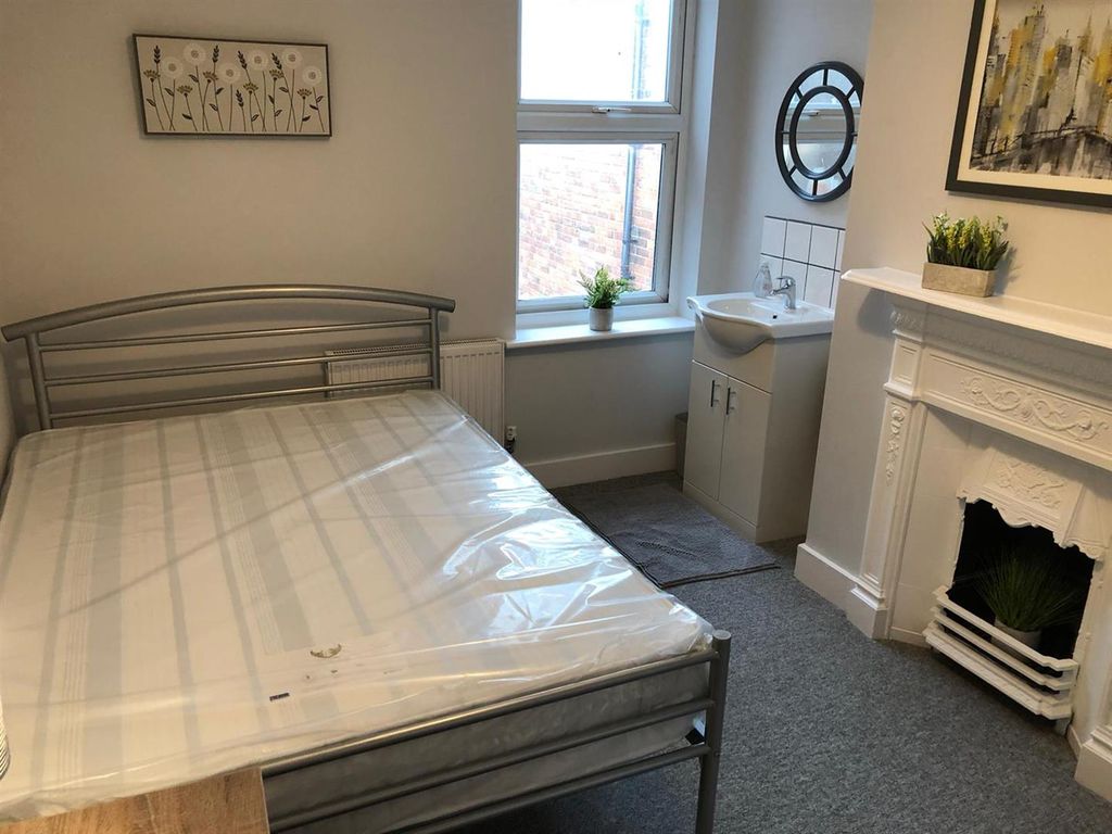 Property photo 1 of 13 Room 5