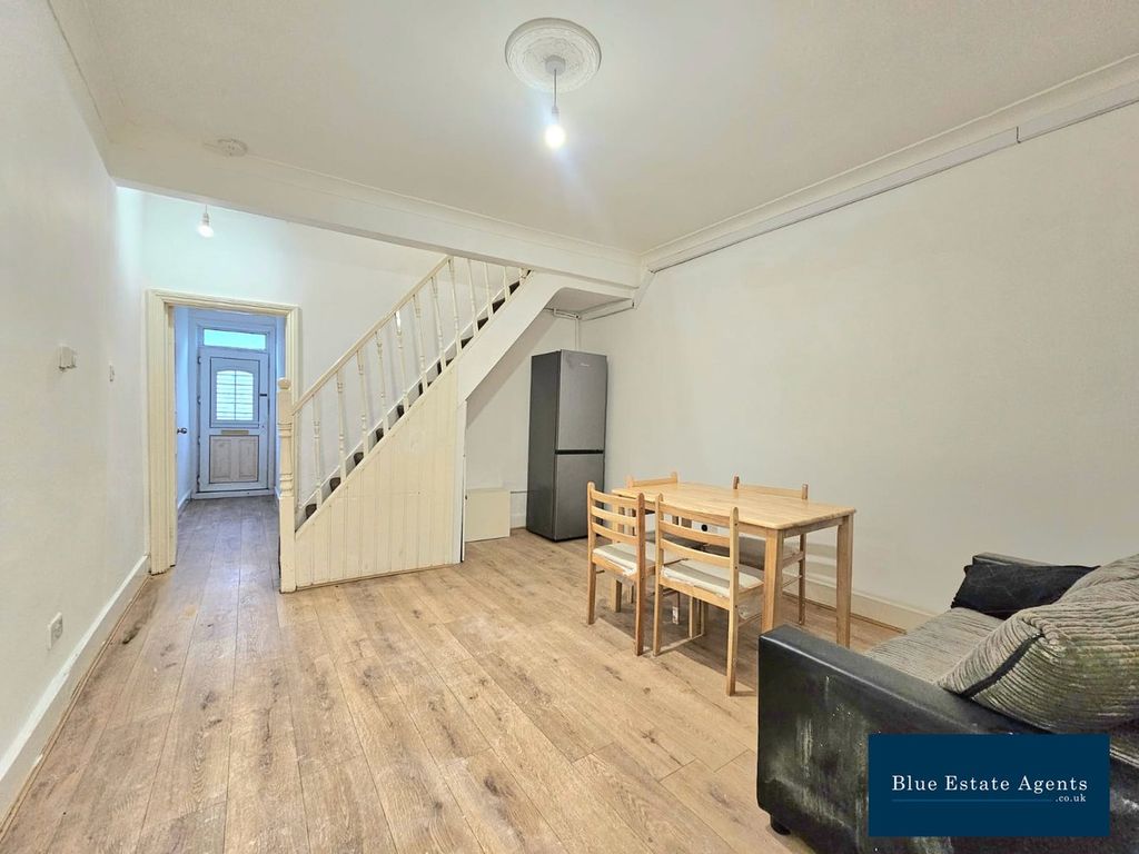 Property photo 2 of 10 Lounge