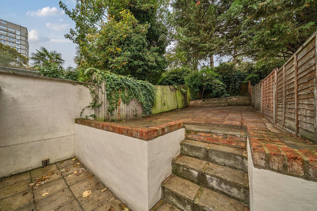 Property photo 3 of 22 Communal Garden