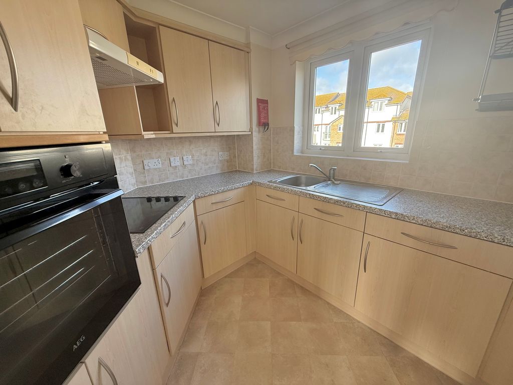 Property photo 3 of 12 39 Milliers Court Kitchen