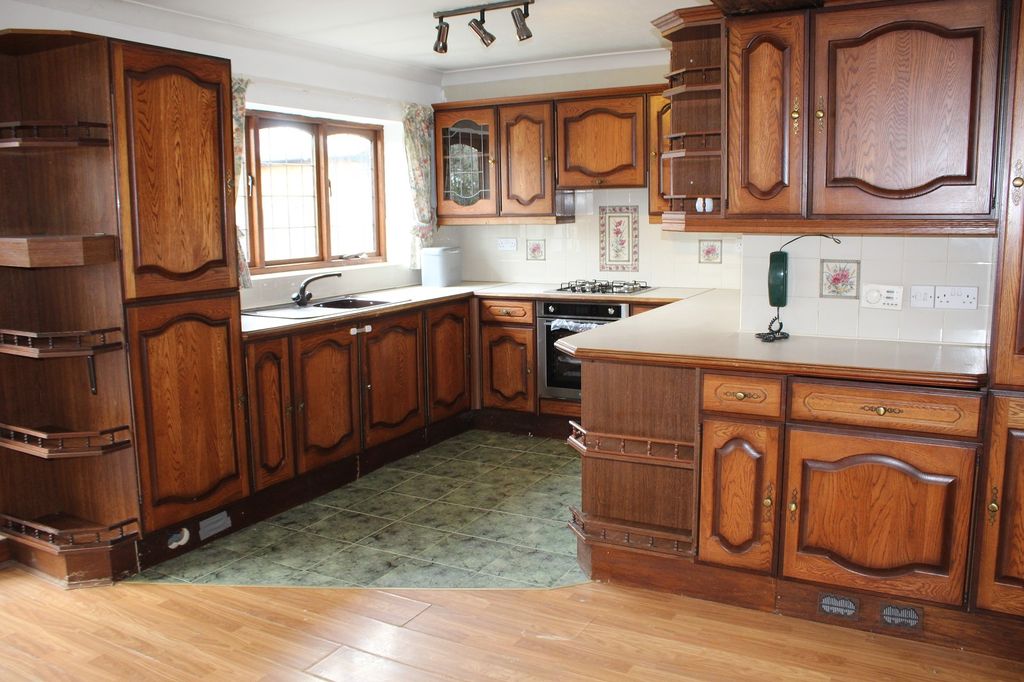 Property photo 3 of 9 Fitted Kitchen Picture 2