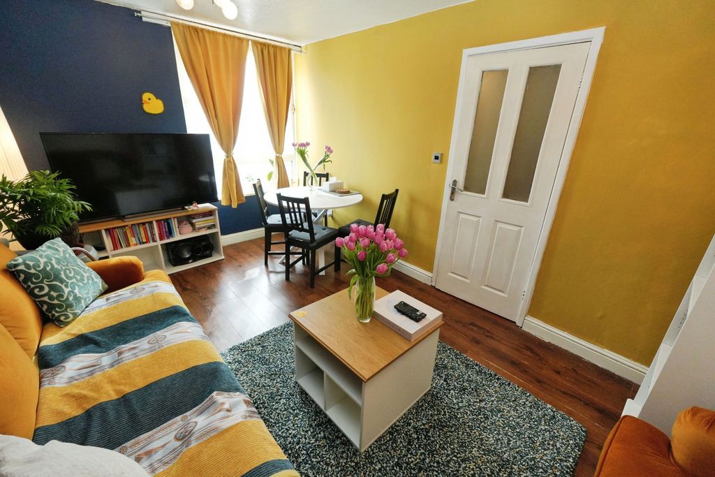 Property photo 2 of 23 Lounge