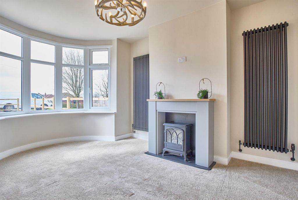 Property photo 3 of 16 Lounge