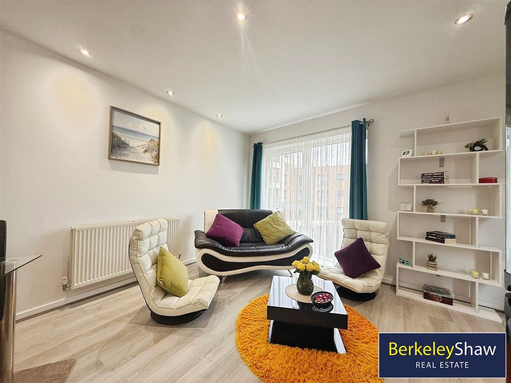 Property photo 3 of 20 Lounge