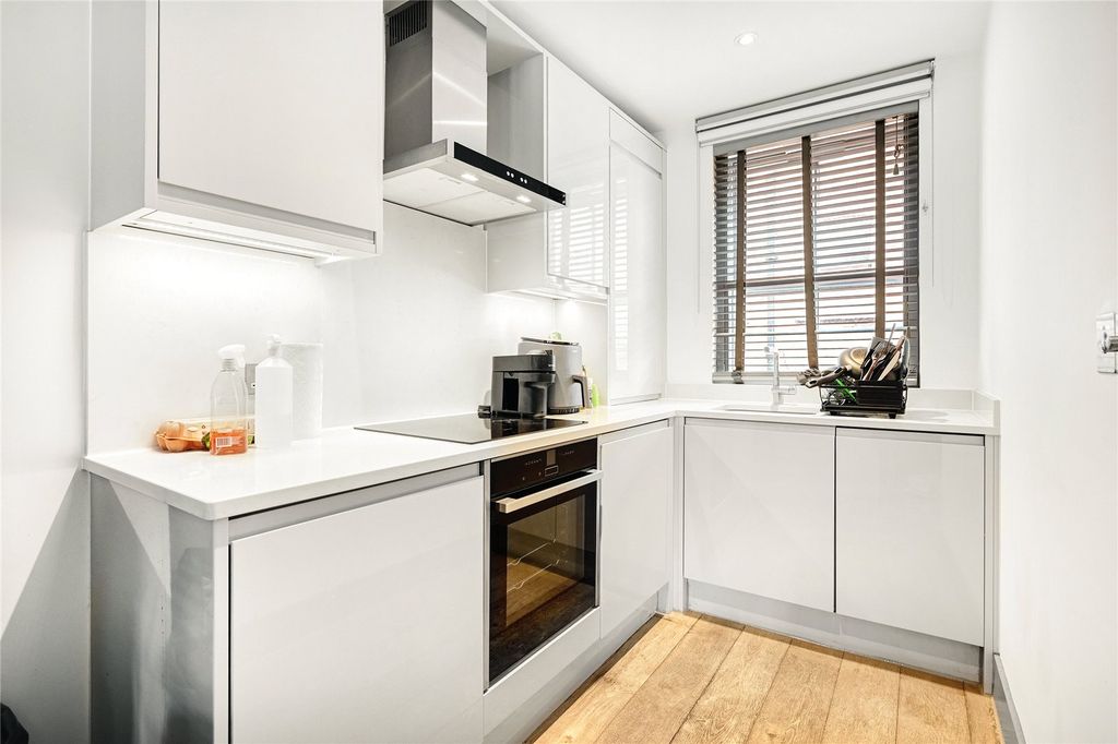 Property photo 3 of 8 Shaftesbury Avenue