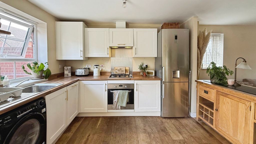 Property photo 3 of 18 Kitchen/Dining Room