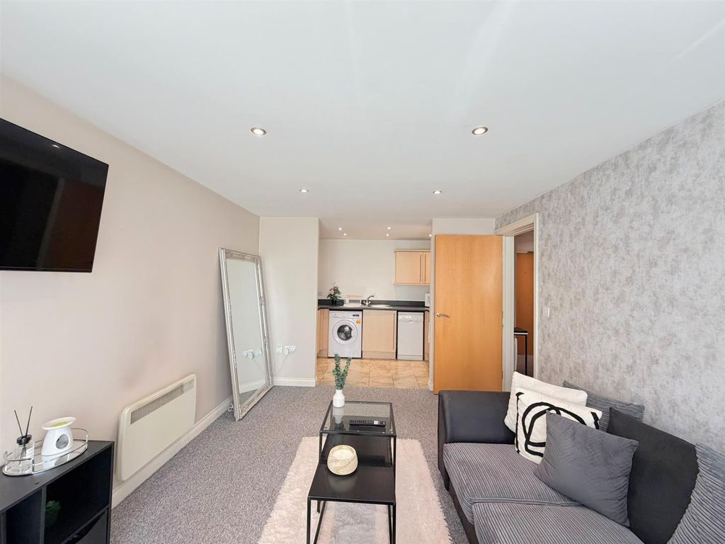 Property photo 3 of 10 Lounge