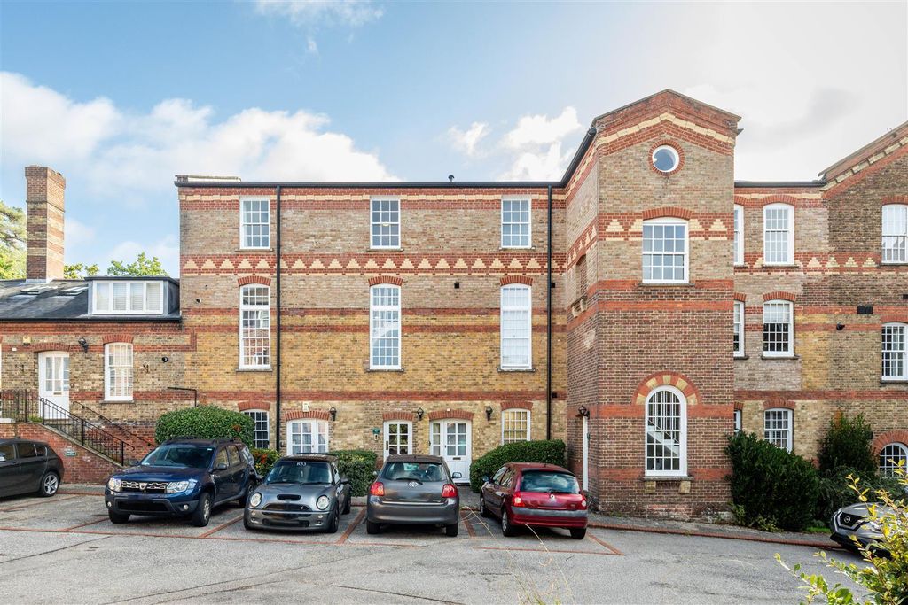 Property photo 1 of 10 19 Blenheim Mews-13.Jpg