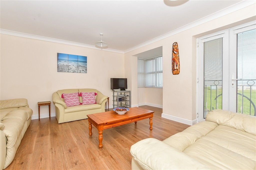 Property photo 3 of 13 Lounge