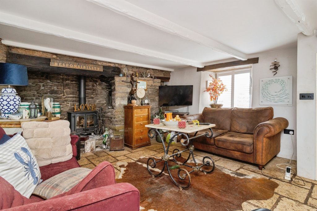 Property photo 2 of 28