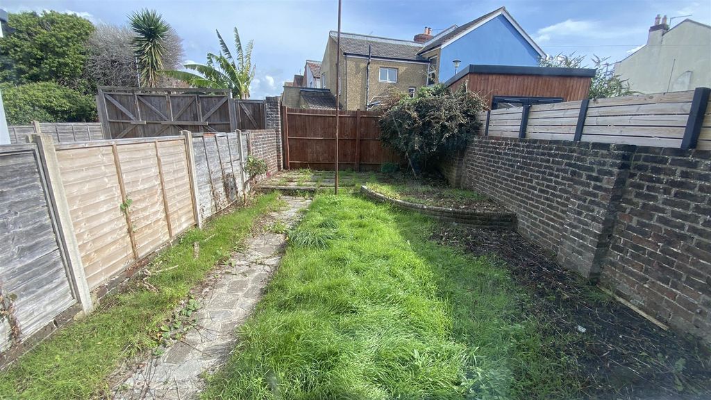 Property photo 3 of 26 Garden