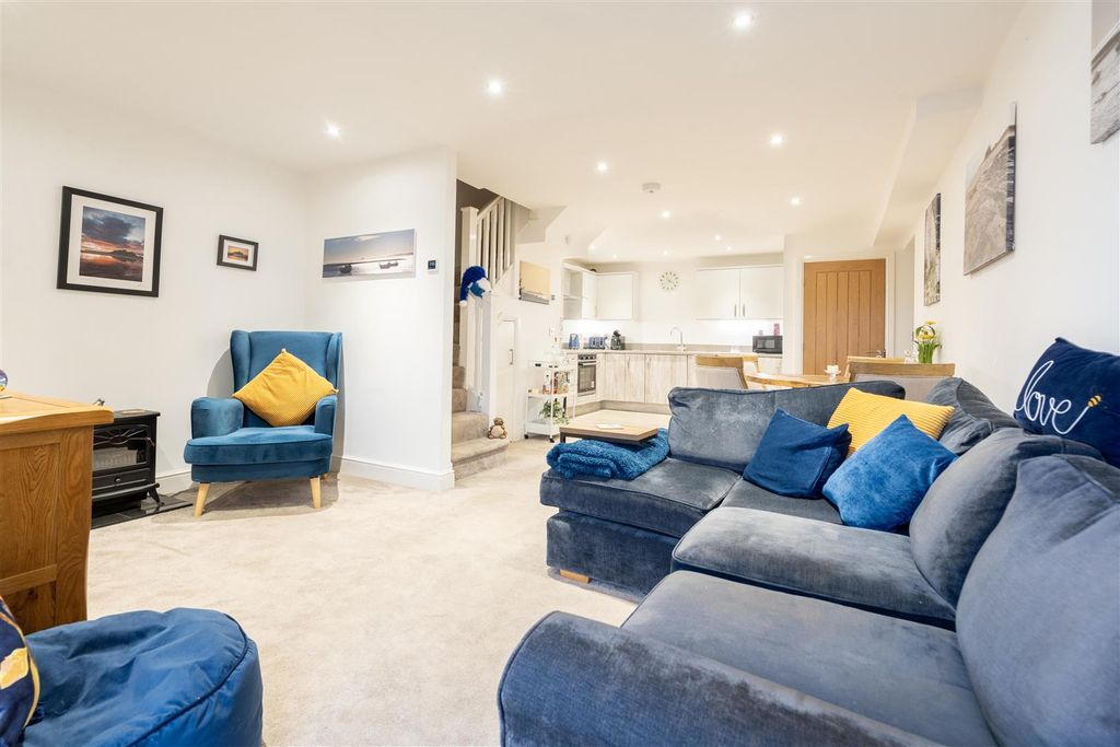 Property photo 2 of 11 Living Room