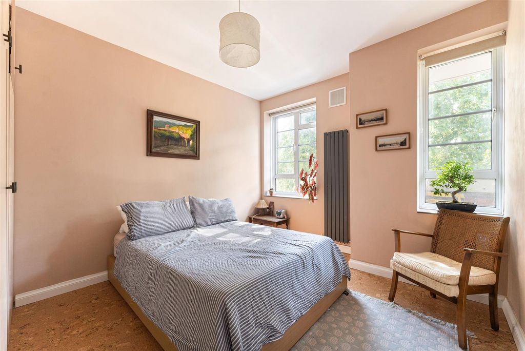 Property photo 2 of 16 Loddiges Road, E9