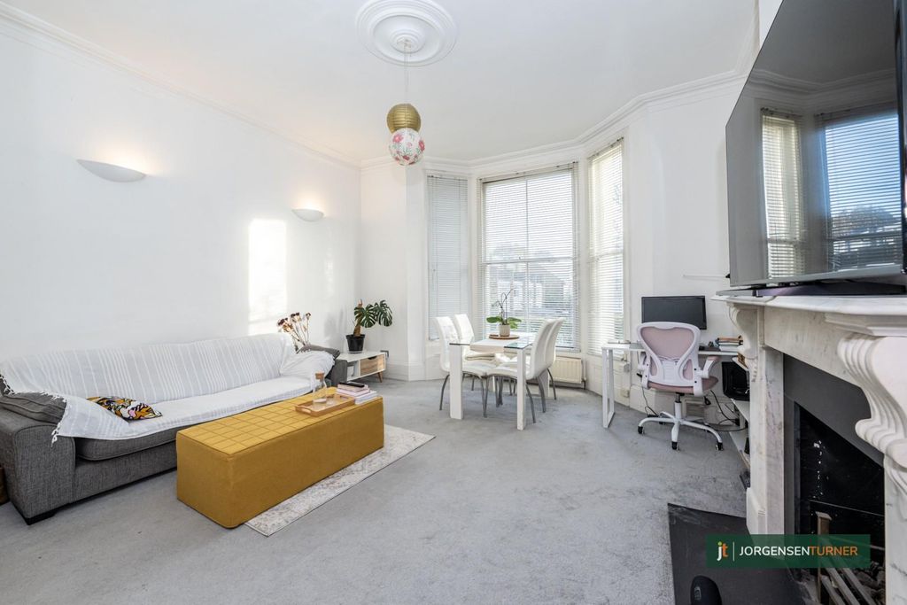 Property photo 3 of 10 Devonport Road 19B-002 Lr - Jt.Jpg