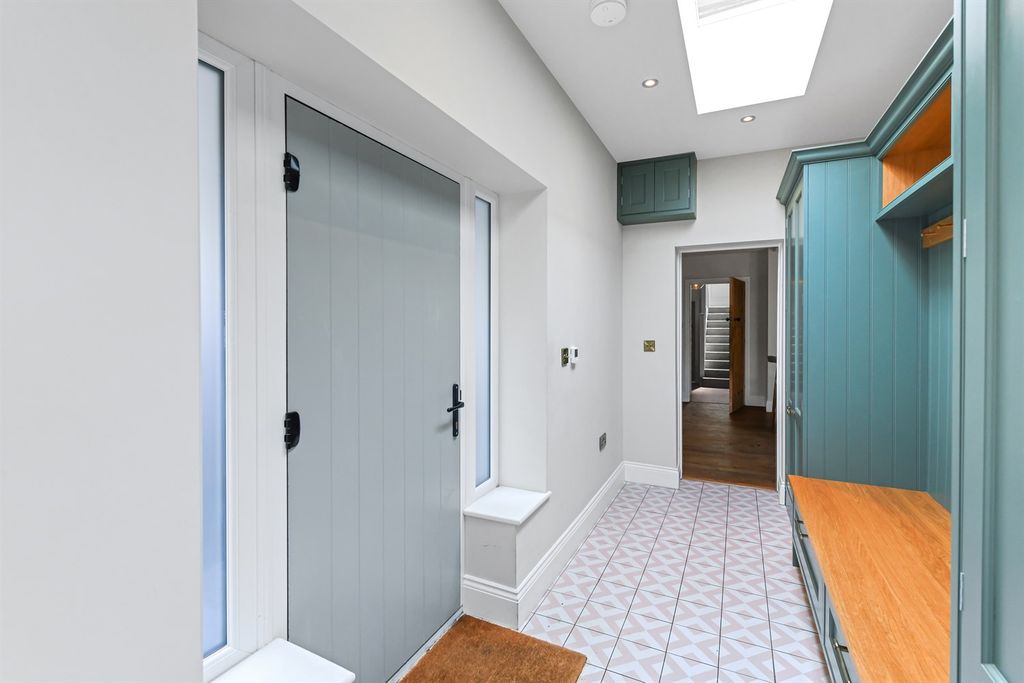 Additional image 40 of 6 bed detached house to rentVictoria Embankment NG2