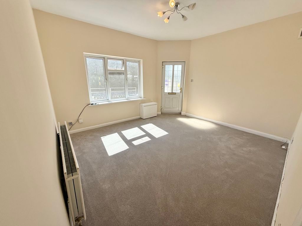 Property photo 3 of 8 Lounge