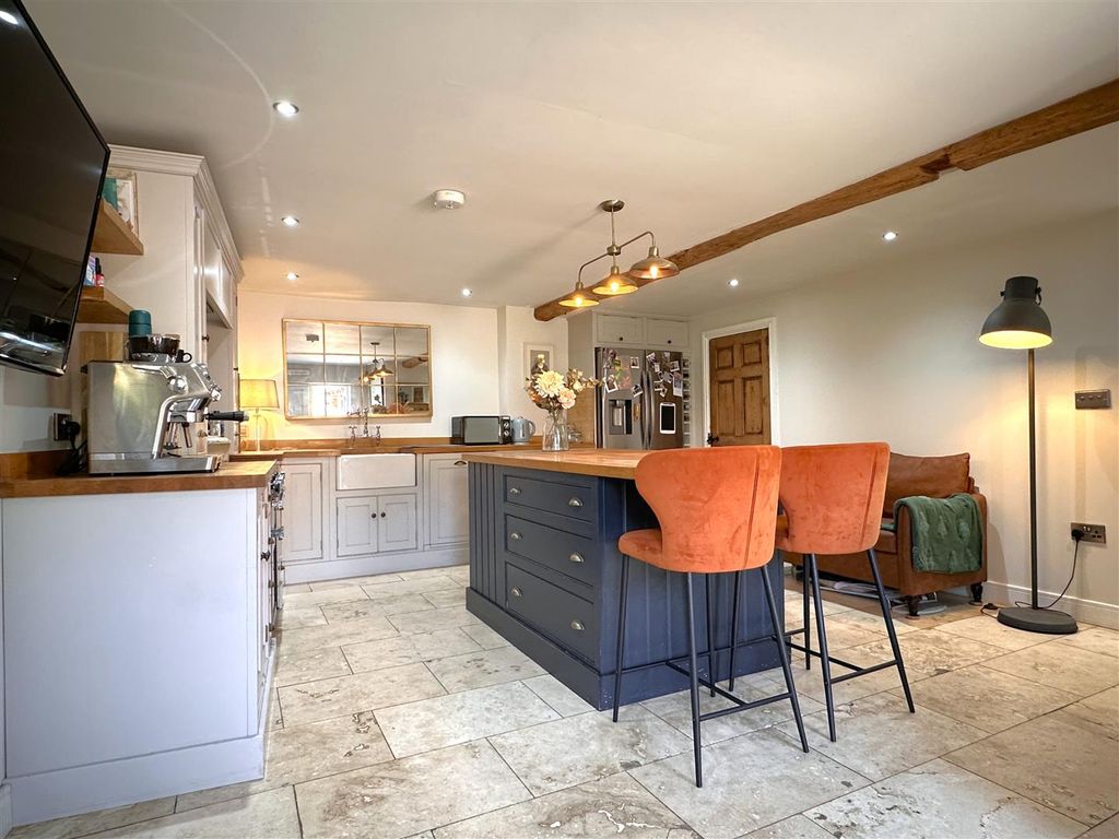 Property photo 2 of 25 Superb Open-Plan Dining Kitchen 571
