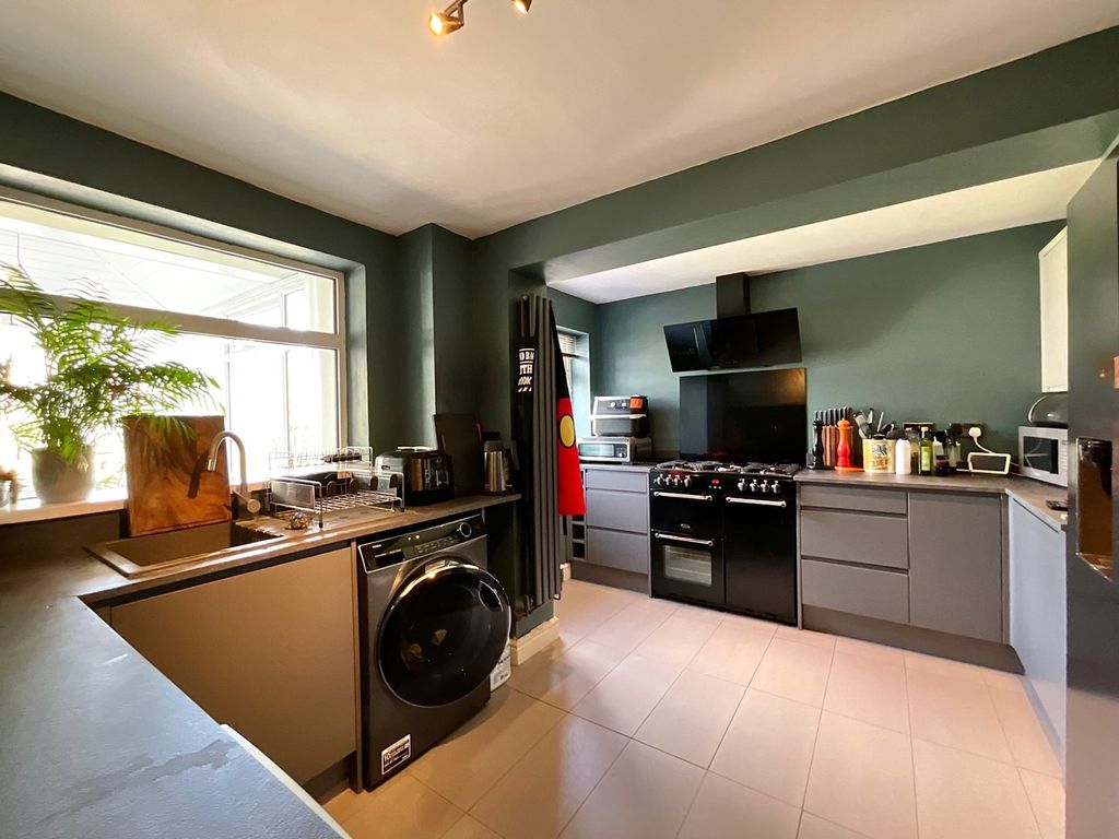 Property photo 2 of 34