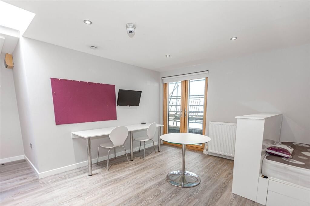 Property photo 1 of 4 Bright And Modern Communal Workspace Featuring Cle...