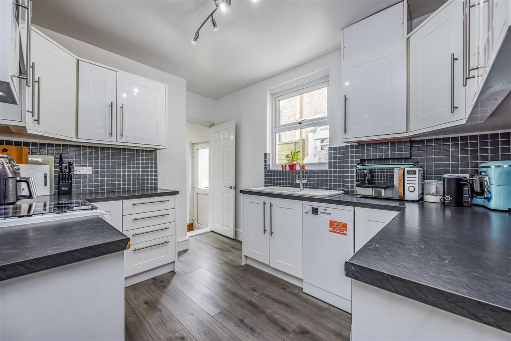 Property photo 3 of 19 62 Pitcroft Road, Portsmouth-Small-Porticomarketin