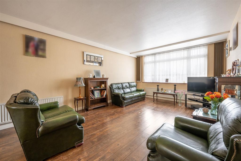 Property photo 2 of 20 Hall Lane E4