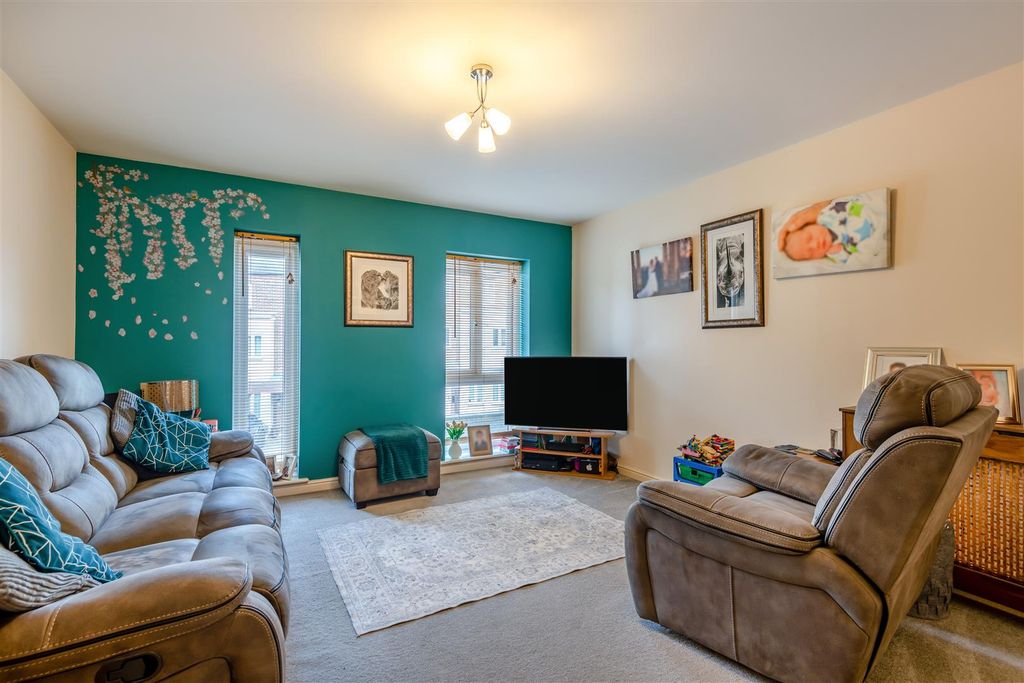 Property photo 3 of 11 Living Room