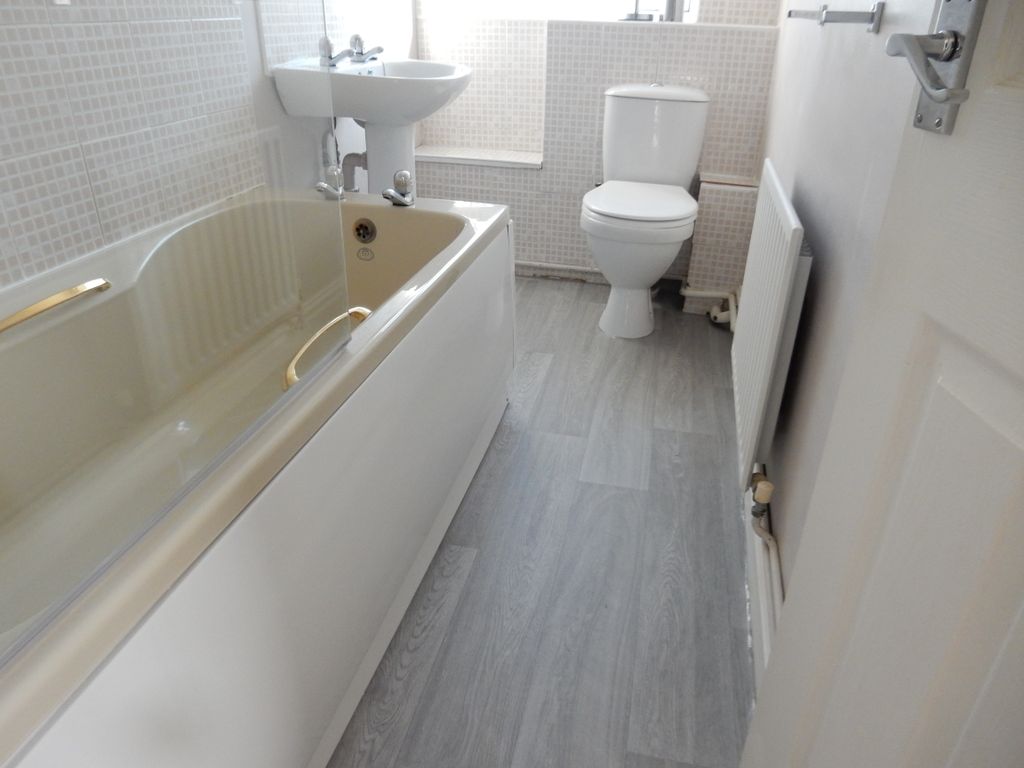 Property photo 1 of 10 Bathroom