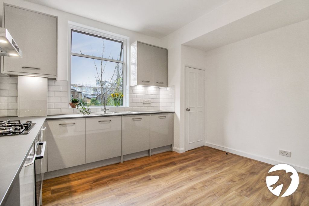 Property photo 3 of 9 Living Space