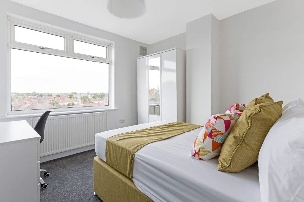 Property photo 1 of 10 A Bright And Tidy Double Bedroom Featuring A Large...