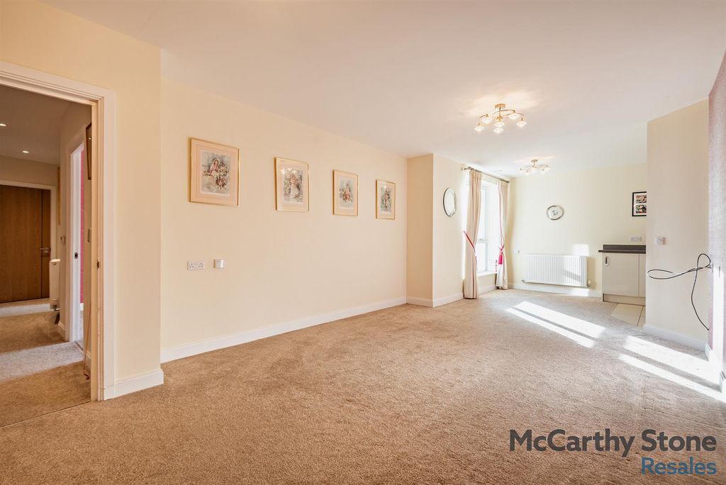 Property photo 3 of 14 8676353-Interior03-800.Jpg