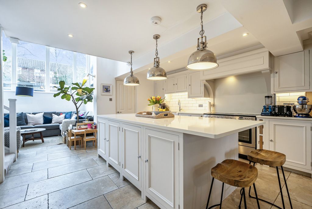 Property photo 2 of 31 1410992-3-69946F9...