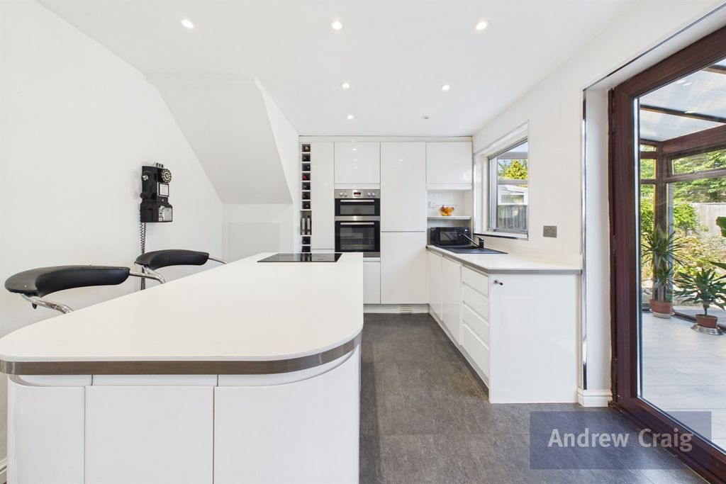 Property photo 2 of 17 Kitchen/Diner/Family Room