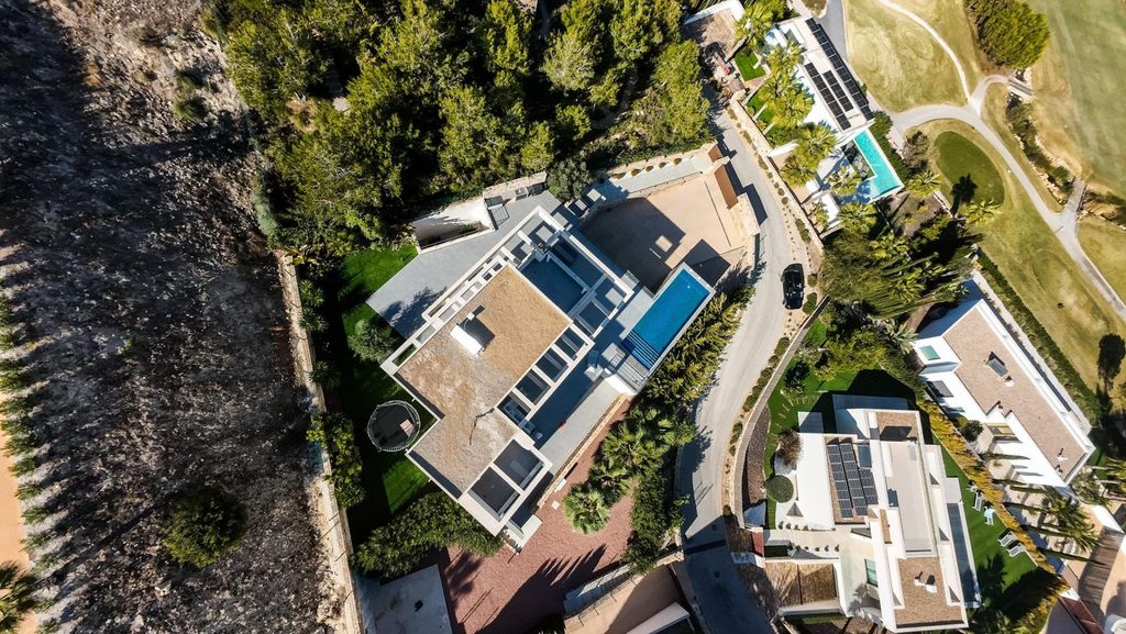 Property photo 1 of 32