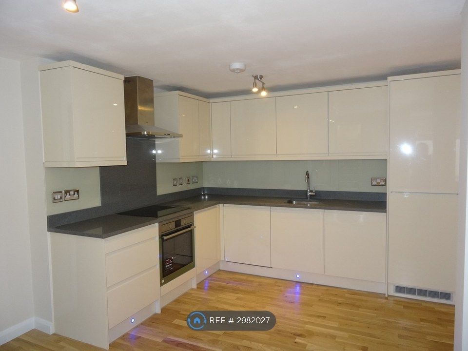Property photo 2 of 9 Fully Fitted Kitchen