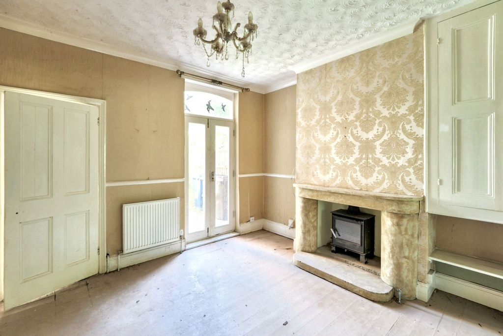Property photo 2 of 11 28 Chester Green Road, Derby, Derbyshire, De1 3Sf