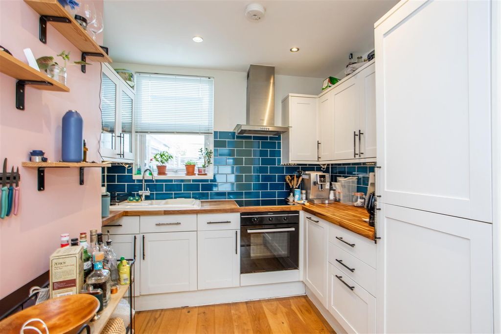 Property photo 3 of 9 Kitchen