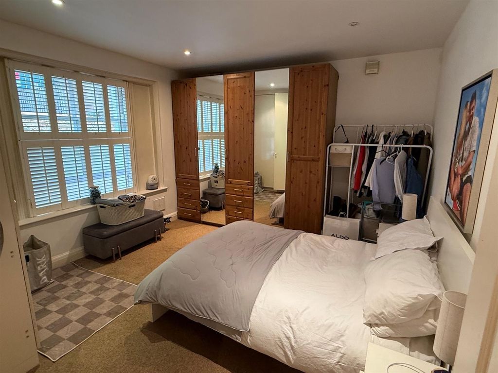 Property photo 2 of 6 Bed3.Jpg