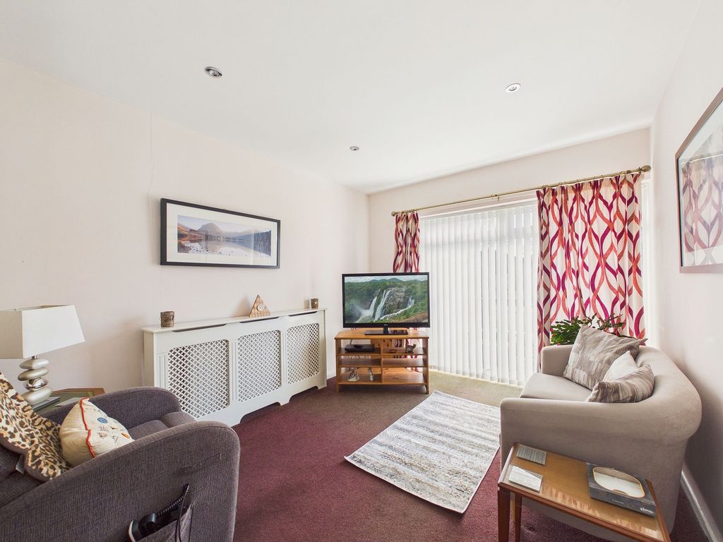 Property photo 3 of 12 Lounge