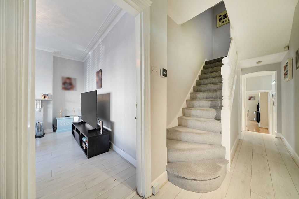 Property photo 3 of 21 Entrance Hall