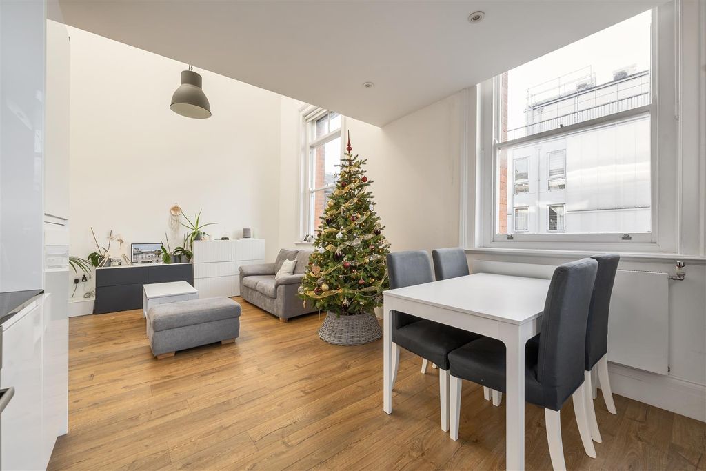 Property photo 2 of 27 Adelaide Road E10