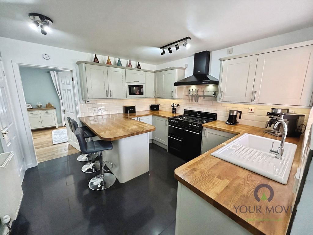 Property photo 3 of 18 Kitchen