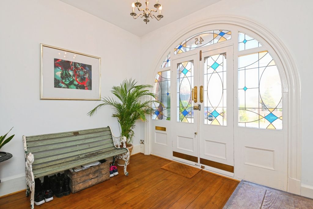 Property photo 2 of 34 Entrance Hall