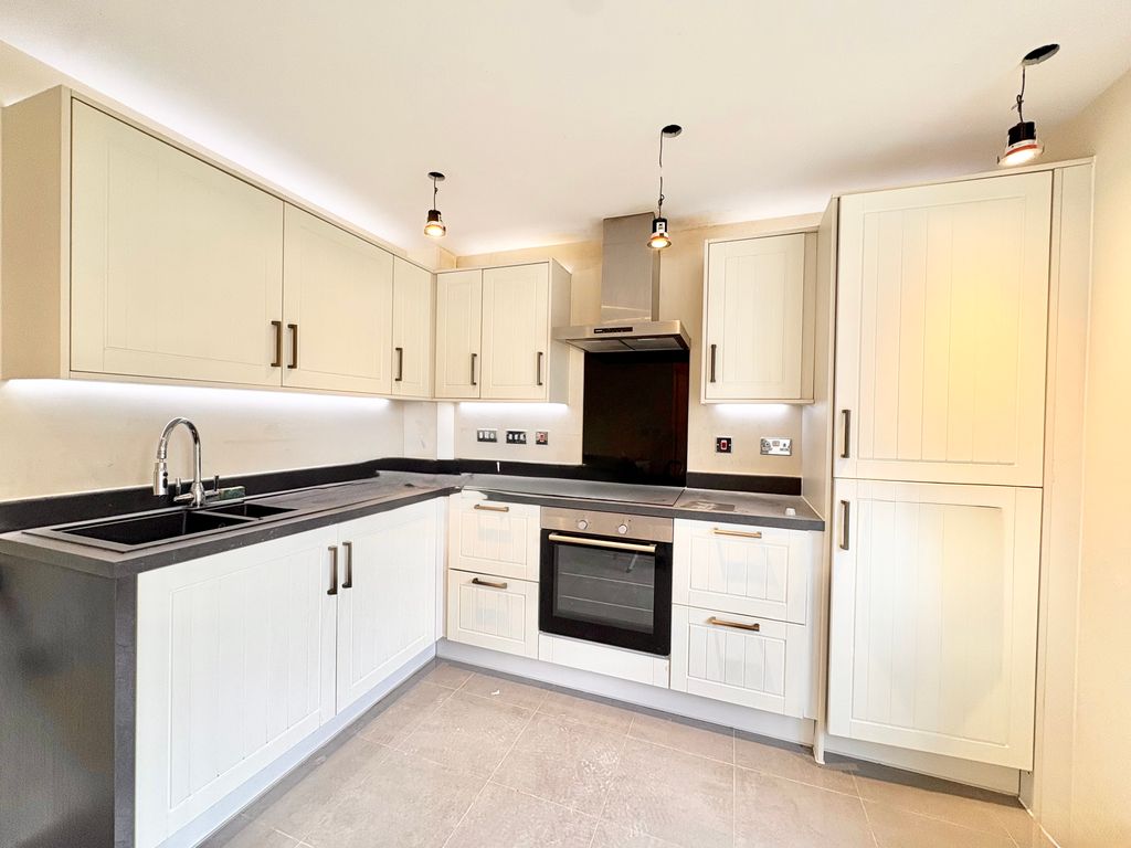 Property photo 2 of 10 Kitchen